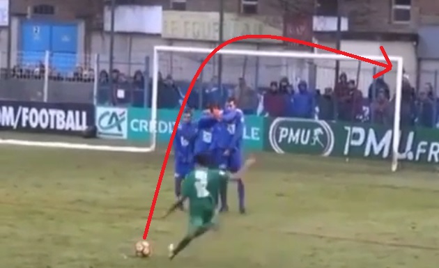 VIDEO: 'Siêu sao giải làng' gây sốt với siêu phẩm đá phạt lá vàng rơi