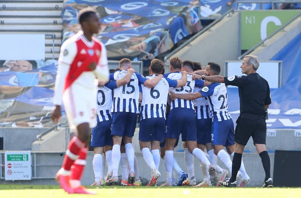 Gục ngã phút cuối, Arsenal sụp đổ trước Brighton