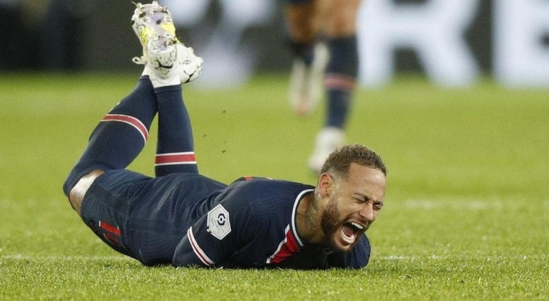 Neymar rơi nước mắt sau pha triệt hạ của đối thủ