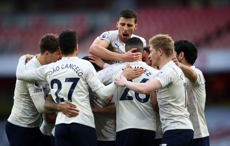 Hạ Arsenal, Man City băng băng về đích