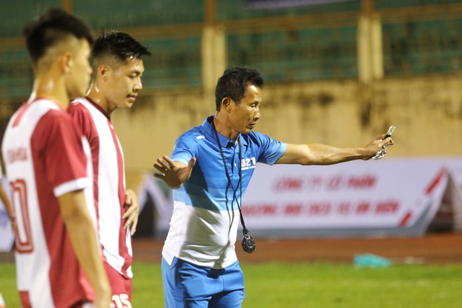 HLV U21 Khánh Hòa: '70 ngàn 1 ngày, các anh huấn luyện nổi không?'