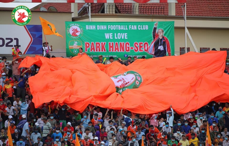 CĐV Bình Định mở hội trong ngày HLV Park dự khán