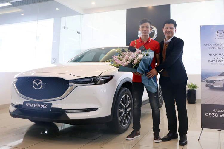 Tuyển thủ Phan Văn Đức tậu “xế hộp” ở tuổi 22
