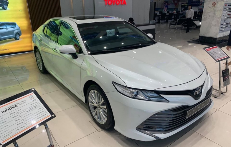 Giá xe Toyota Camry 2020 giảm mạnh, cạnh tranh Mercedes C180