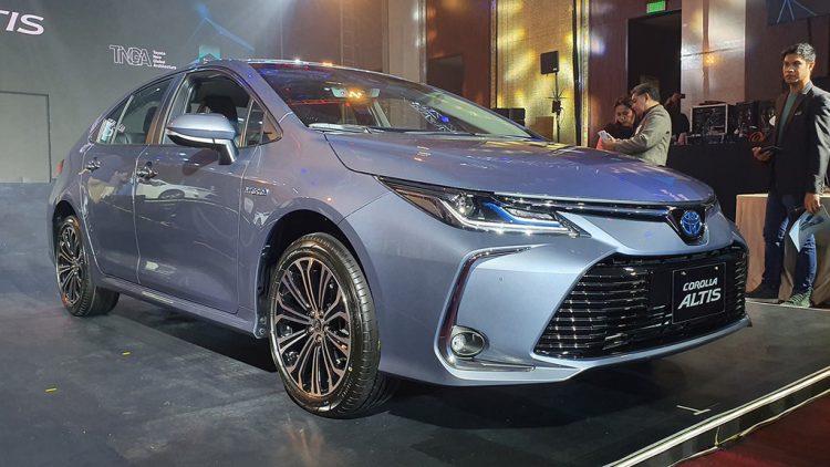 Toyota Corolla Altis: Giá lăn bánh, thông số & khuyến mãi