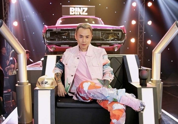 Binz mang xe cổ hàng hiếm lên sân khấu Rap Việt