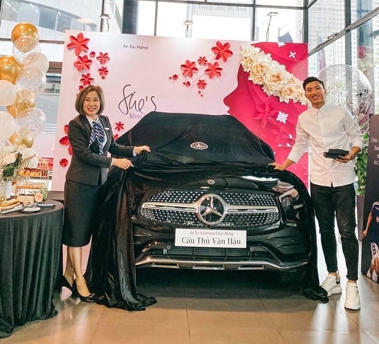 Đoàn Văn Hậu tậu Mercedes-Benz GLC 300 giá 2,4 tỷ đồng