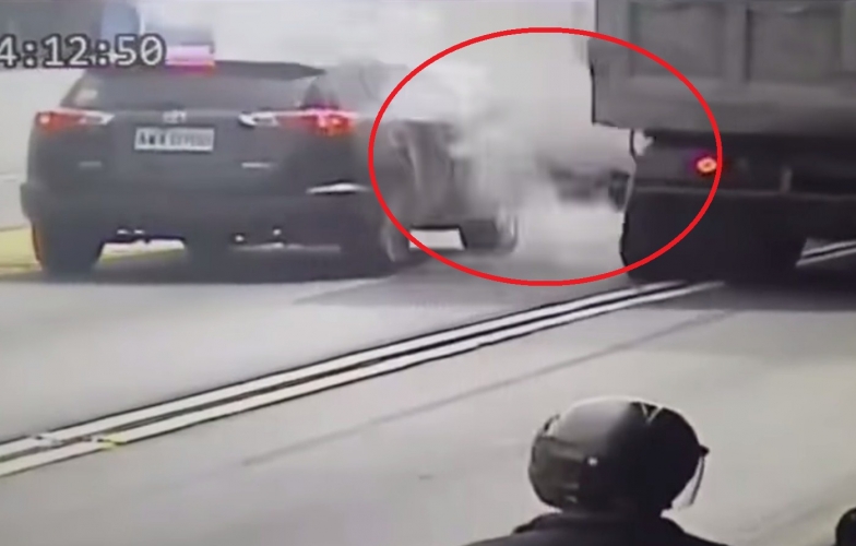VIDEO: Xe tải nổ lốp như bom khiến xe con đi kế bên biến dạng