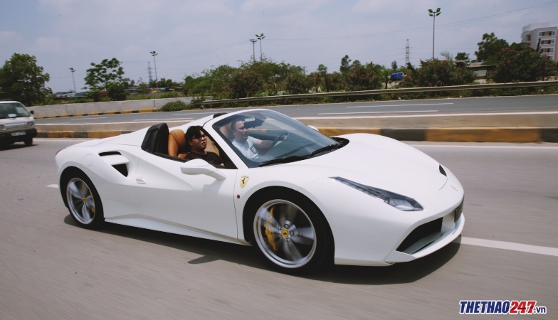 Tôi đã 'choáng' khi lái Ferrari 488 Spider trên đường Hà Nội