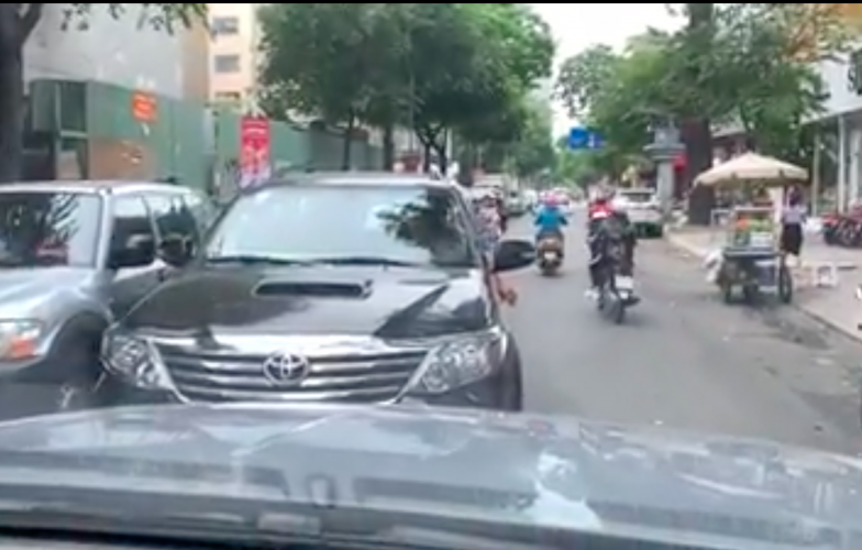 Đi ngược chiều, xe Fortuner bị Ford Ranger Raptor ép phải đi lùi về đúng làn