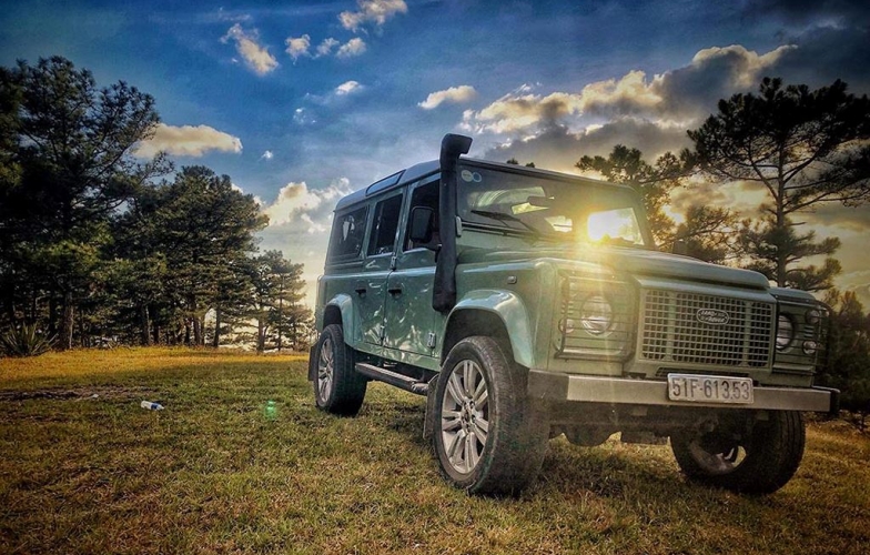 Rapper Tiến Đạt lấy Land Rover Defender phiên bản đặc biệt đi chụp ảnh cưới