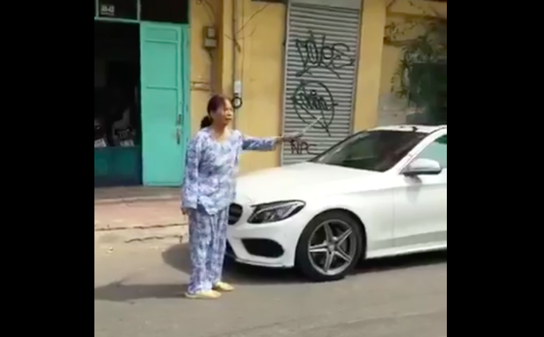 Bà cụ cầm búa đập vỡ xe Mercedes-Benz đỗ trước nhà ở Sài Gòn vì 'nó dám thách'