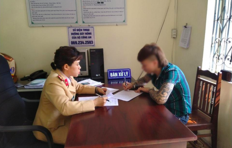 Khá 'Bảnh' bị tước bằng lái, phạt tiền sau khi đỗ xe trên cao tốc