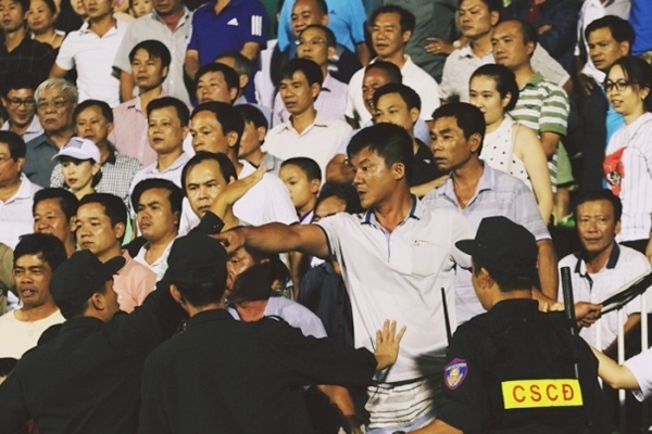 Tin HOT sáng 12/5: GĐĐH CLB Hà Nội tấn công CĐV HAGL?