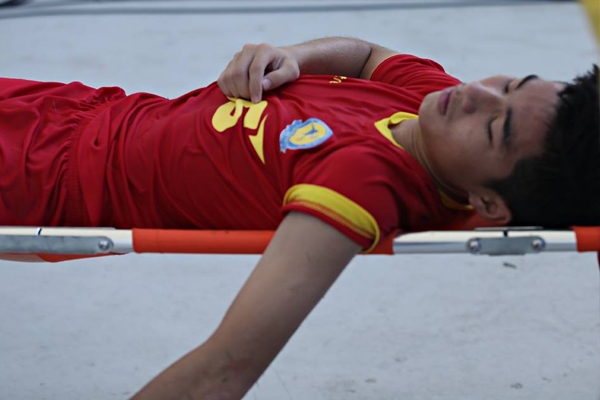 Va chạm mạnh, cầu thủ U17 Viettel cấp cứu ngay trên sân