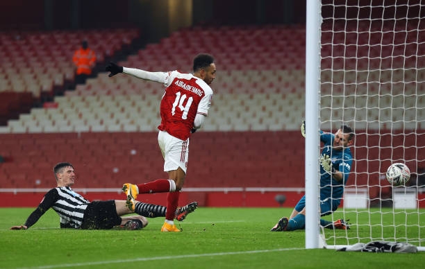Aubameyang tỏa sáng muộn màng, Arsenal nhọc nhằn vượt qua Newcastle