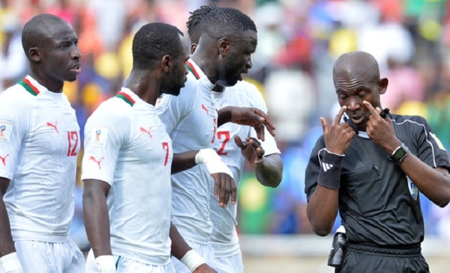 World Cup: FIFA tổ chức đá lại vì cú sốc trọng tài bán độ