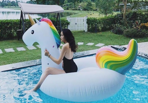 Người yêu 'cậu út' Đoàn Văn Hậu: Xinh đẹp và nóng bỏng