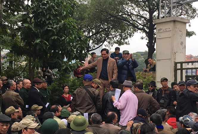 CĐV quá khích lao vào VFF ăn vạ, chửi bới đòi mua vé