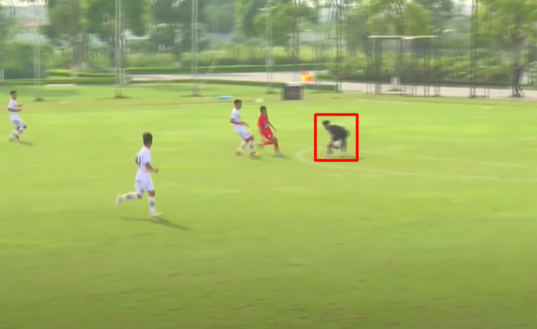 VIDEO: Quên mình là thủ môn, sao trẻ Việt Nam 'đi vào lòng đất'