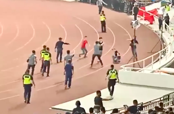 VIDEO: CĐV Indonesia và Malaysia hỗn chiến ở VL WC 2022