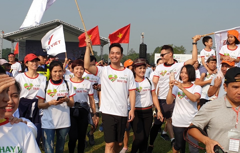 Các nghệ sĩ và 9000 người 'Chạy vì trái tim 2019'