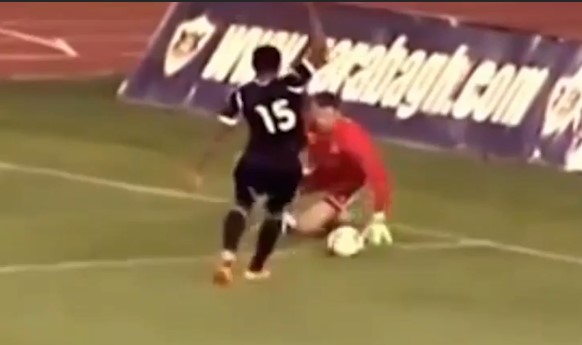 VIDEO: Cố tình câu giờ nhưng lại khiến cả đội ôm hận