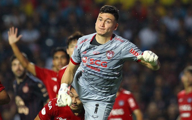 VIDEO: Văn Lâm phản xạ xuất thần cướp trắng bàn thắng của đối thủ