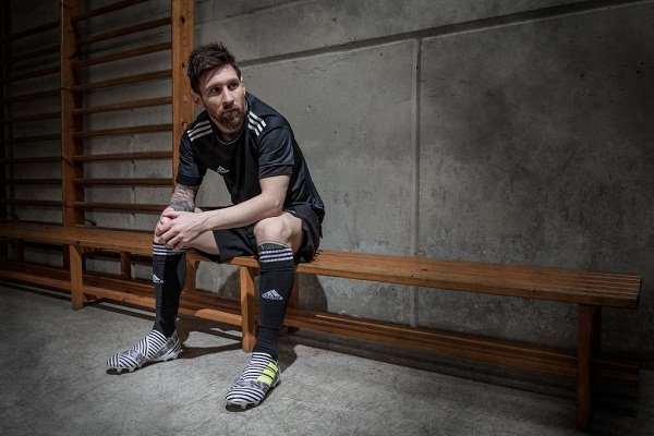 Messi phô diễn kỹ thuật trong clip quảng cáo giày mới