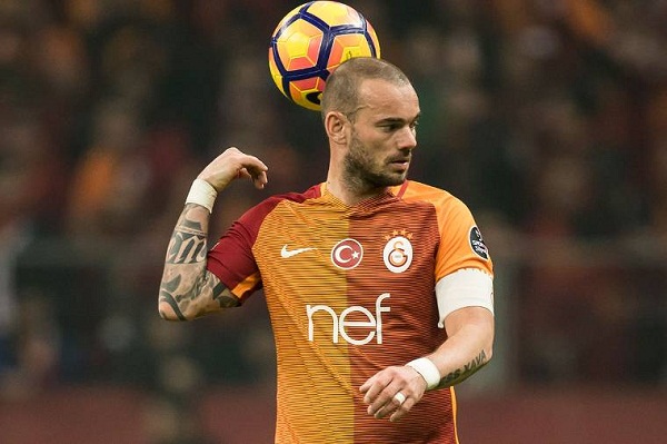 VIDEO: Sneijder và cách điều khiển cổ động viên đáng nể