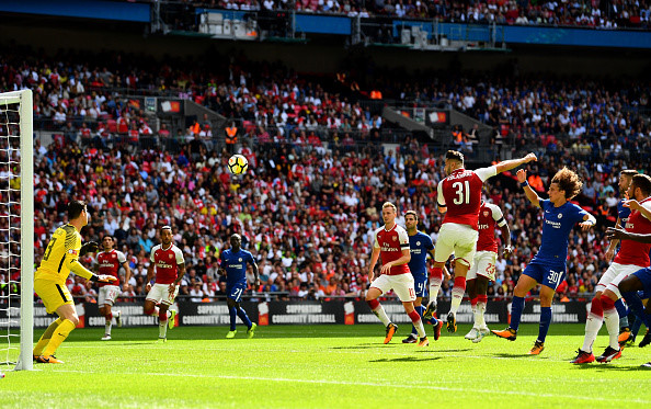 VIDEO: Kolasinac bật cao đánh đầu gờ hoà 1-1 cho Arsenal
