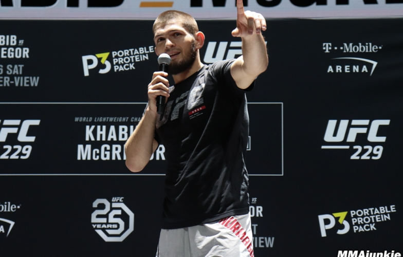 Conor không kích động được Khabib, đã có fan làm thay