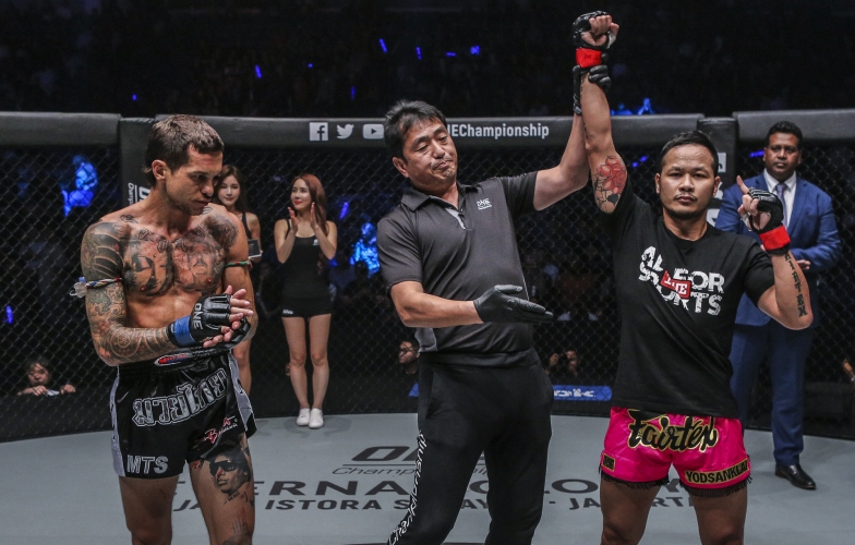 Tuổi tác có thể đánh bại bất cứ ai trừ Yodsanklai Iwe Fairtex