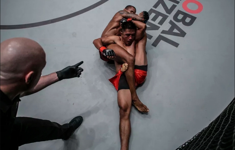 VIDEO: Pha bẻ chân lạnh người của Adriano Moraes tại ONE Hero's Ascent