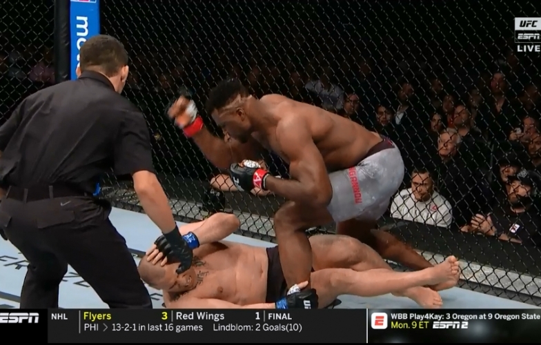 VIDEO Cain Velasquez gục ngã trước Francis Ngannou chỉ sau 26 giây 