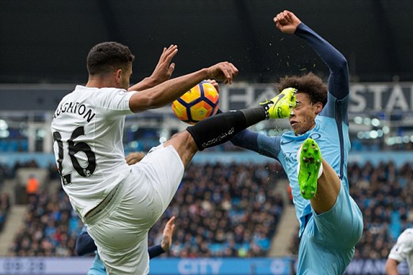 Man City giành ba điểm trong những phút bù giờ