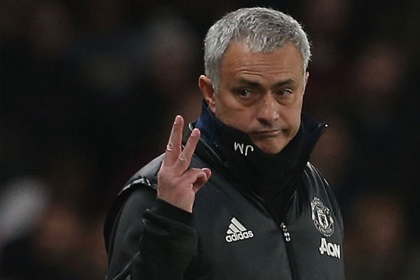HLV Mourinho khiến CĐV Chelsea im lặng với hành động lạ