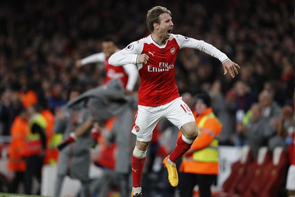 Arsenal thắng siêu kịch tính trước Leicester City