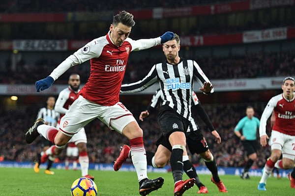 Thắng Newcastle, Arsenal thăng tiến trên BXH