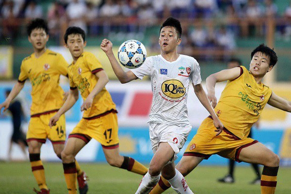 HLV U19 VN trách cầu thủ HAGL bị thay ra sân sau 20 phút