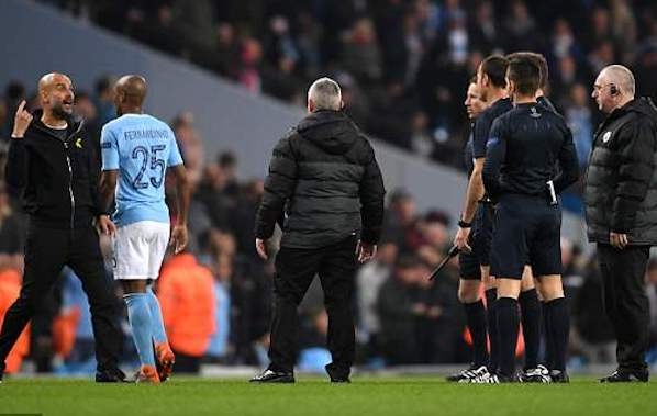 Cãi nhau tay đôi nảy lửa với trọng tài, Pep Guardiola bị đuổi lên khán đài
