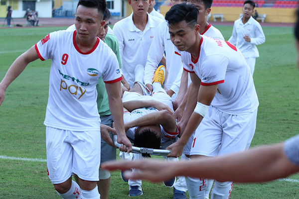 CLB Long An nói gì sau pha vào bóng làm gãy chân Văn Hào của Tấn Tài?