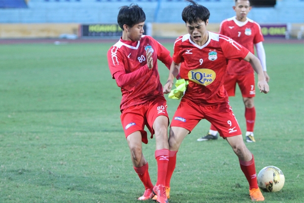 Văn Toàn ăn vạ siêu hài sau pha vào bóng của Thanh Hậu