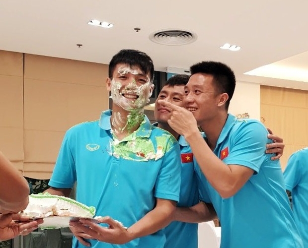 Thầy Park 'trét bánh' lên mặt Tiến Dũng, góp vui cùng các học trò