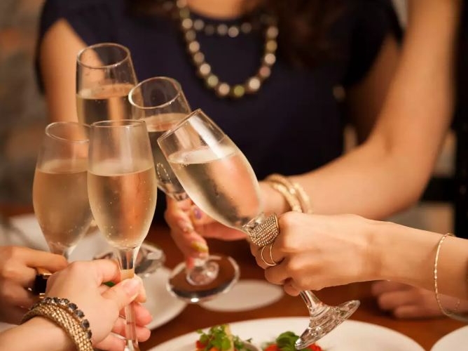 Làm điều này trước khi uống rượu để tránh bị nôn nao 