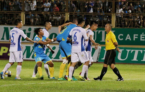 HLV Khánh Hòa: 'Đừng nghĩ cầu thủ HAGL hiền, họ chửi Zarour bằng tiếng Anh đấy'
