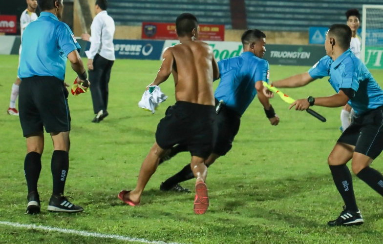 Trọng tài V-League bị 'quây' bởi hooligan Nam Định