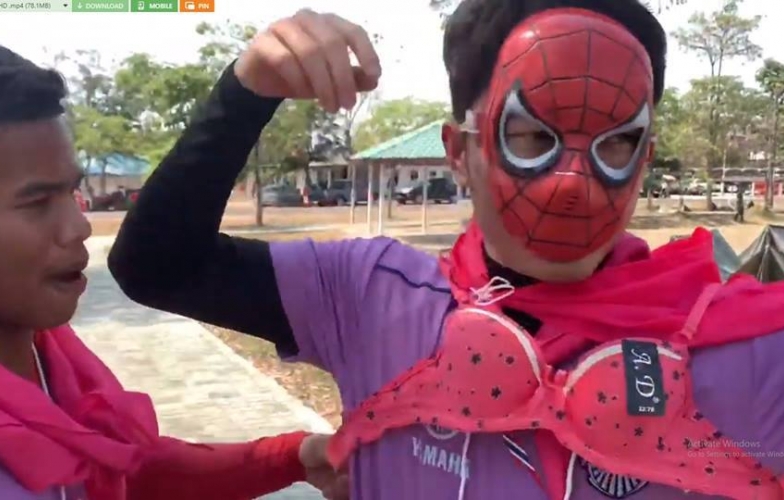 VIDEO: Xuân Trường mặc áo lót hóa Spider-Man chạy thi với đồng đội