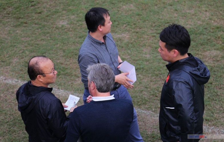 Họp gấp với chuyên gia Đức, HLV Park truyền 'mật lệnh' cho học trò