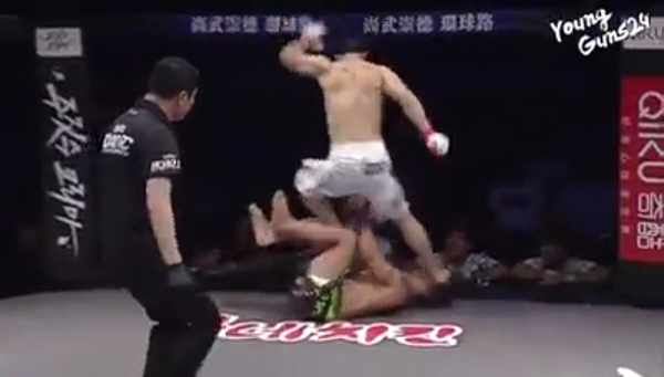 VIDEO: Sốc với pha trả đũa 'phi thể thao' của võ sỹ Hàn Quốc